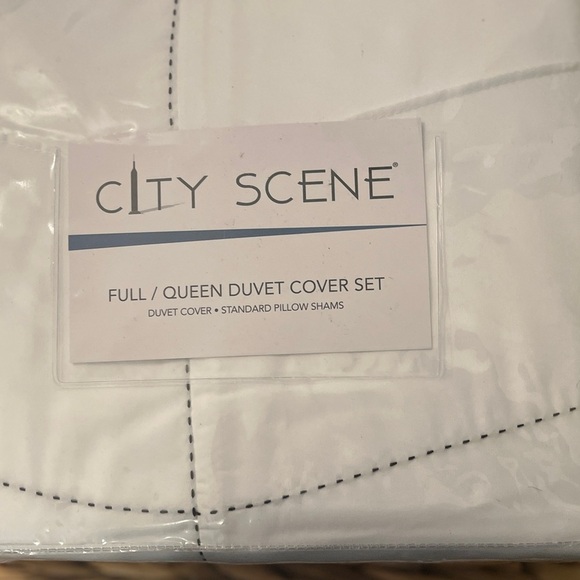 Other - City Scene Full/Queen White Duvet Cover Set with Pillow Shams – New in Packag